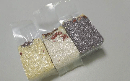 真空包裝袋為增加其性能通常采用多種材質(zhì)復(fù)合而成，常見的復(fù)合方法有：干法復(fù)合、擠出復(fù)合、共擠出復(fù)合、無溶劑復(fù)合、涂布復(fù)合、蒸鍍復(fù)合、熱熔膠復(fù)合等。其中干法復(fù)合是國內(nèi)復(fù)合真空包裝袋材料生產(chǎn)中應(yīng)用較為廣泛的，那么，真空包裝袋為什么大多采用干法復(fù)合？